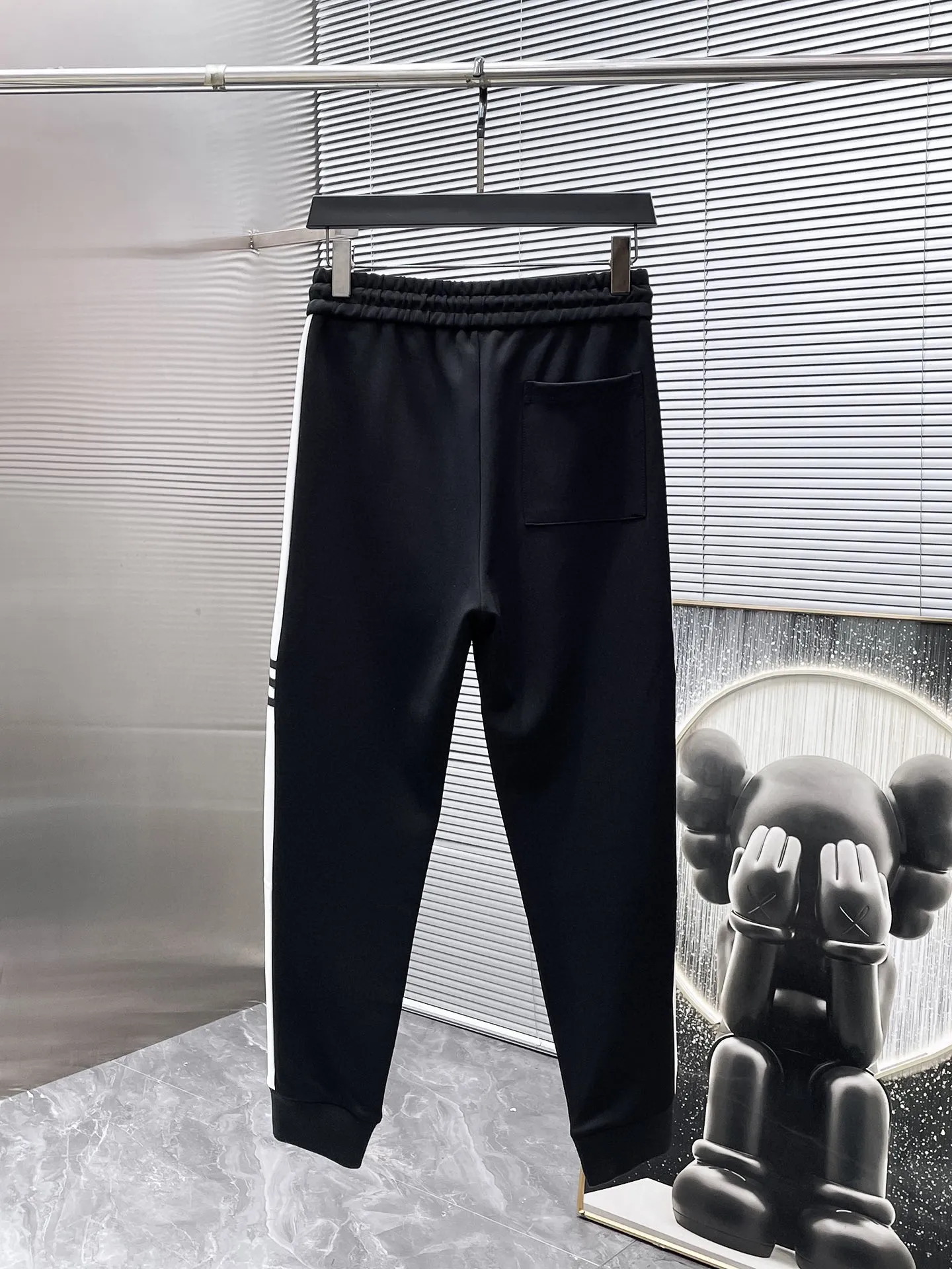 🅿️720 LV hot-selling suit is coming. Focus on the original version of the official website. 2025 new hot-selling cardigan suit. The original order is the best. 🇭🇰The meticulous work of top designers. It has a fitting and perfect upper body effect. All-natural high-quality Tencel Roman cotton 100%, close-fitting comfort, noble and elegant! Original hardware embodies elegance and nobility! Counter size: M-3XL (maximum wear up to 190 pounds)